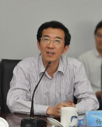 校长杨震致欢迎辞