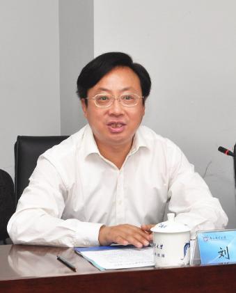 \校党委书记刘陈主持座谈会
