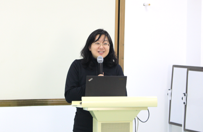 北京大学汪琼教授作报告活动现场参会教师合影参会教师参观通信展览馆